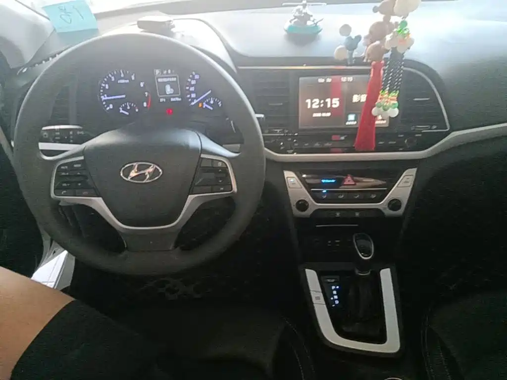 Hyundai Elantra — миниатюра 10