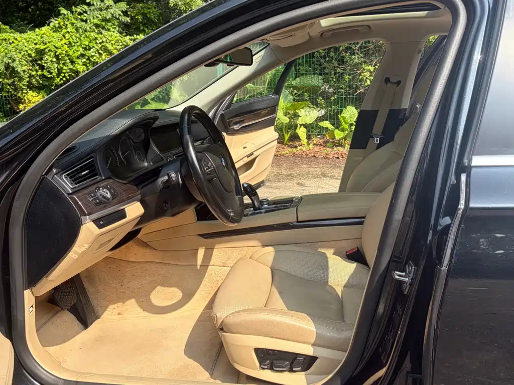 BMW 7 Series — миниатюра 6