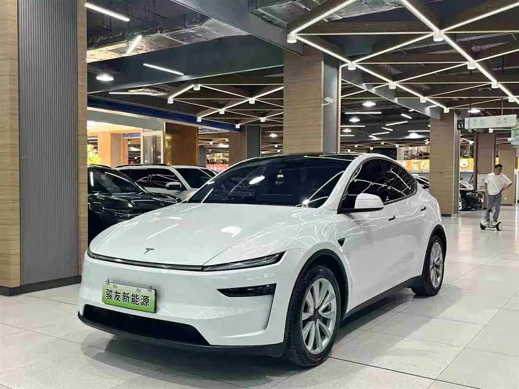 Tesla Model Y 2025