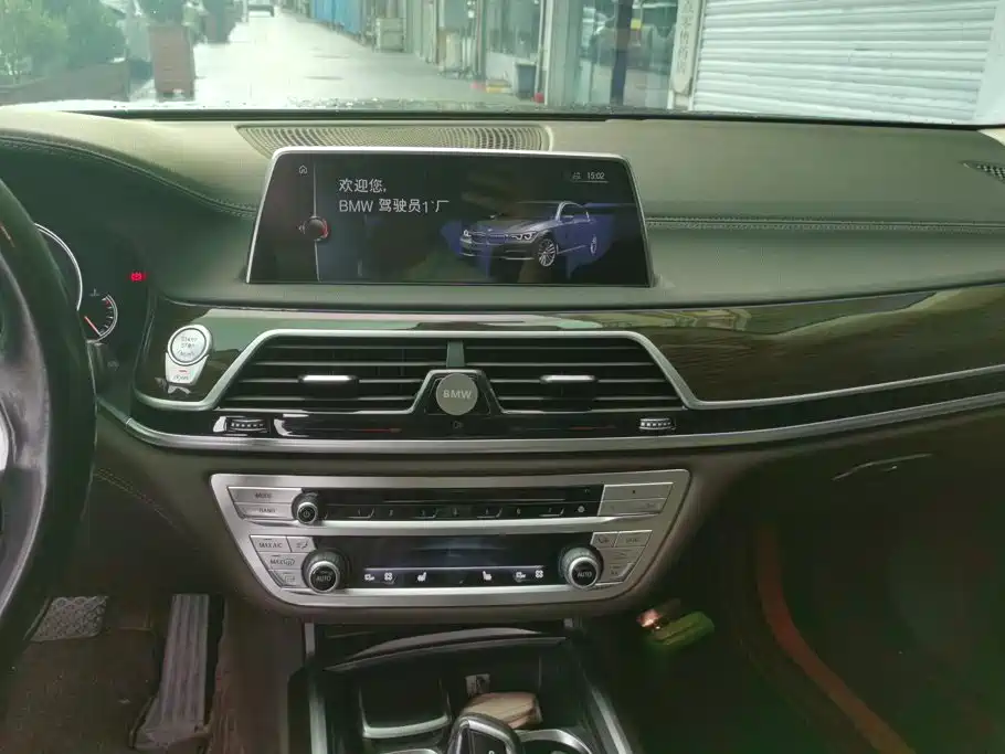 BMW 7 Series — миниатюра 13