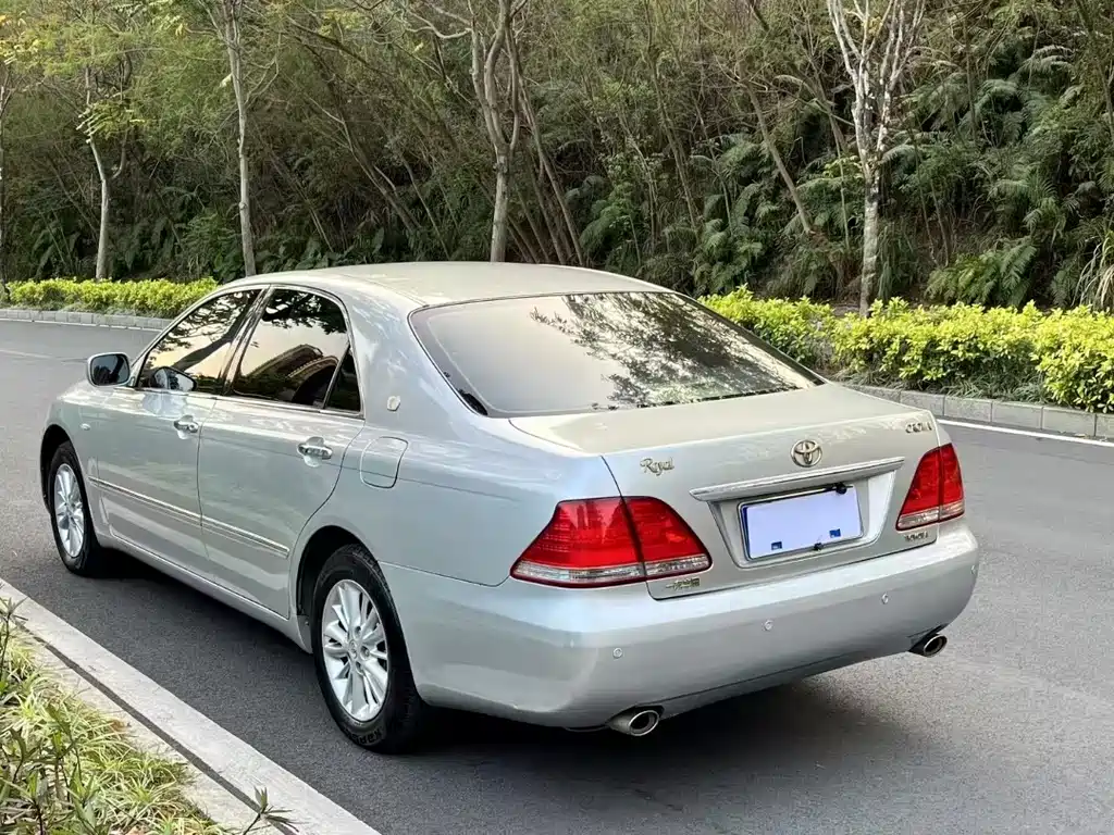 Toyota Crown — миниатюра 5