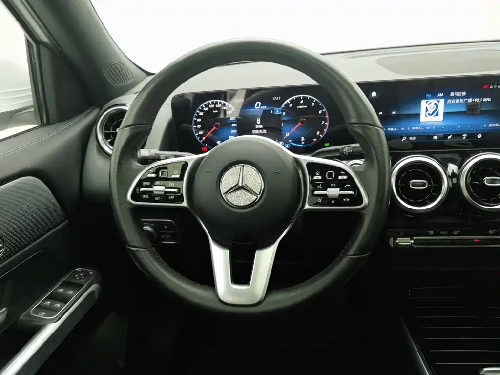 Mercedes-Benz GLB — миниатюра 11