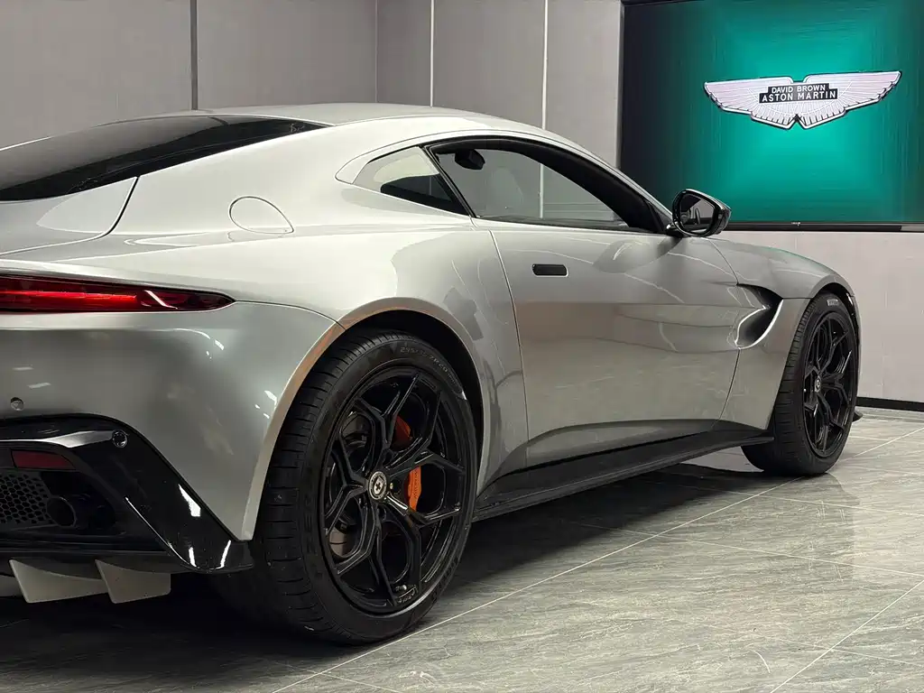 Aston Martin V8 Vantage — миниатюра 9