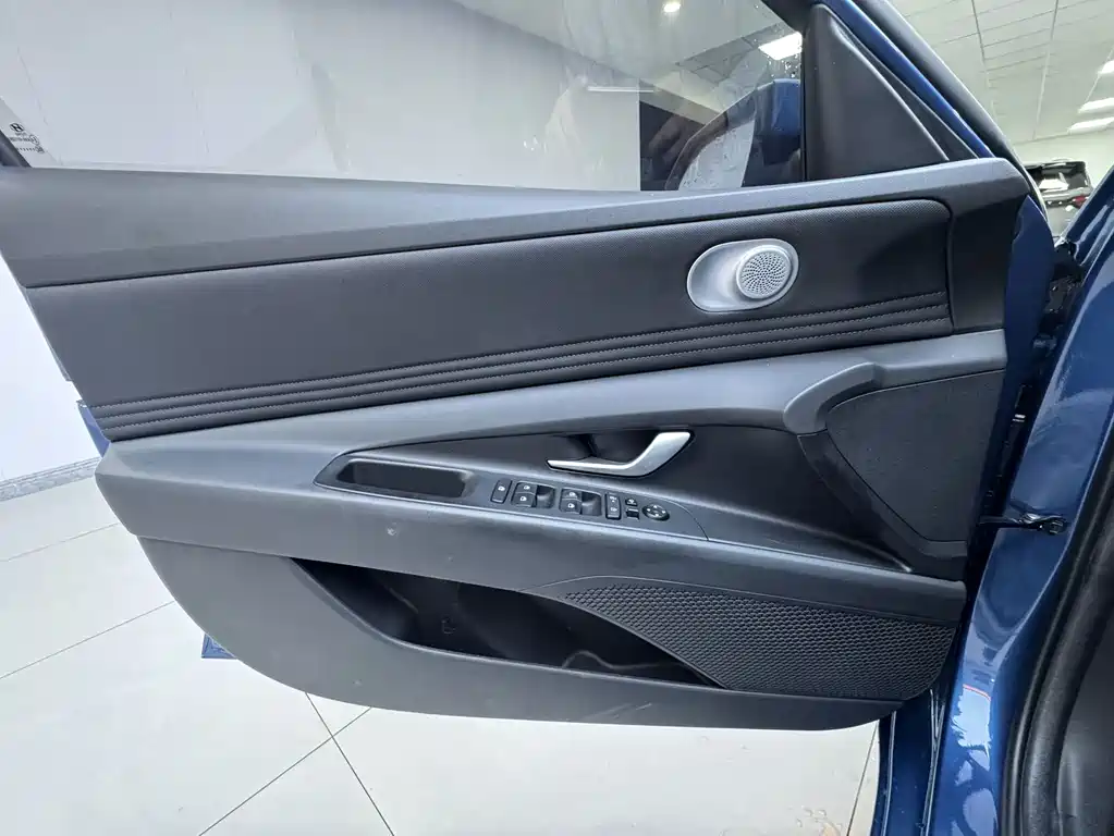Hyundai Elantra — миниатюра 17
