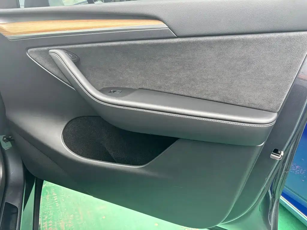 Tesla Model Y — миниатюра 5
