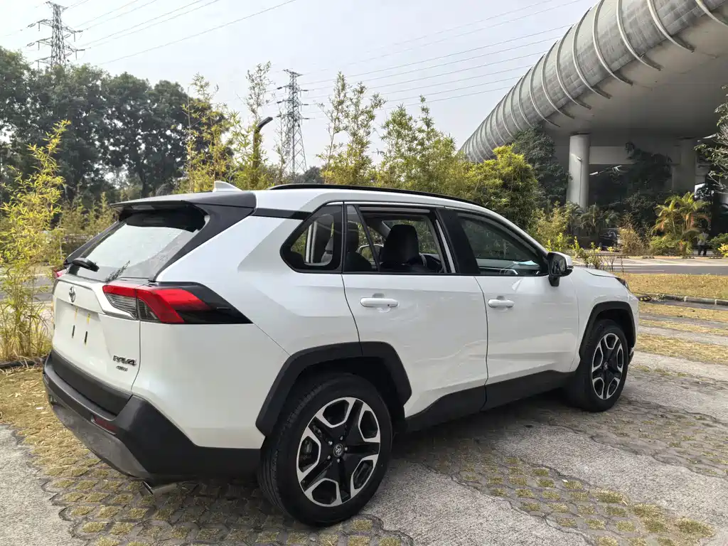 Toyota RAV4 — миниатюра 8