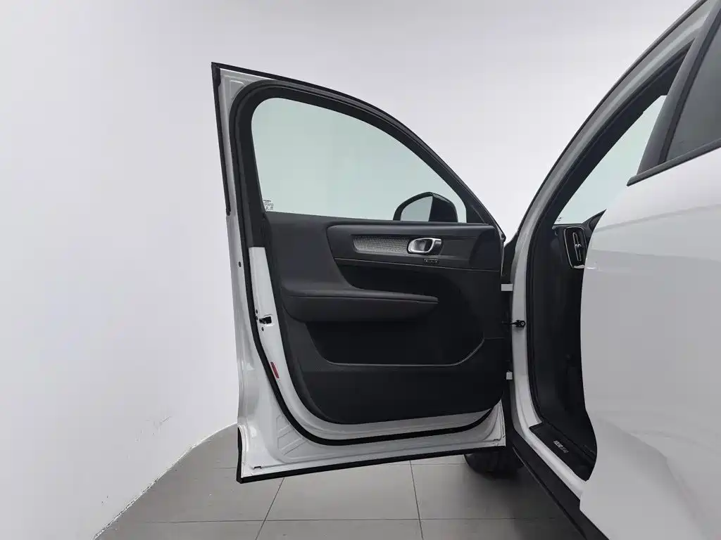 Volvo XC40 — миниатюра 8