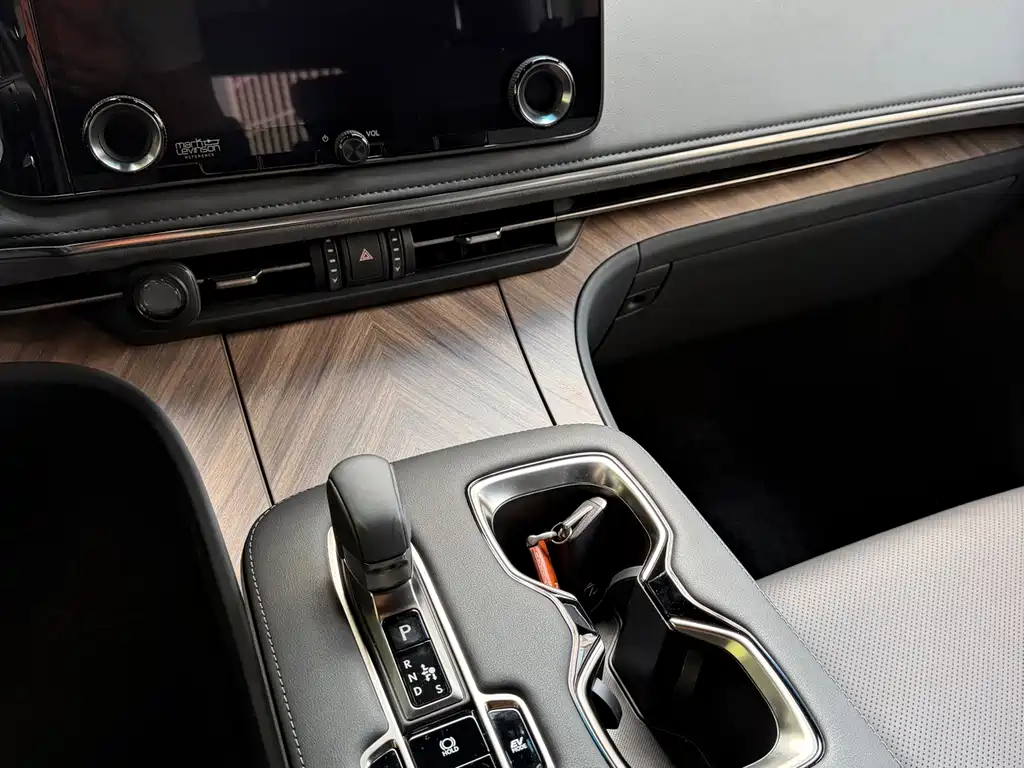 Lexus LM — миниатюра 11