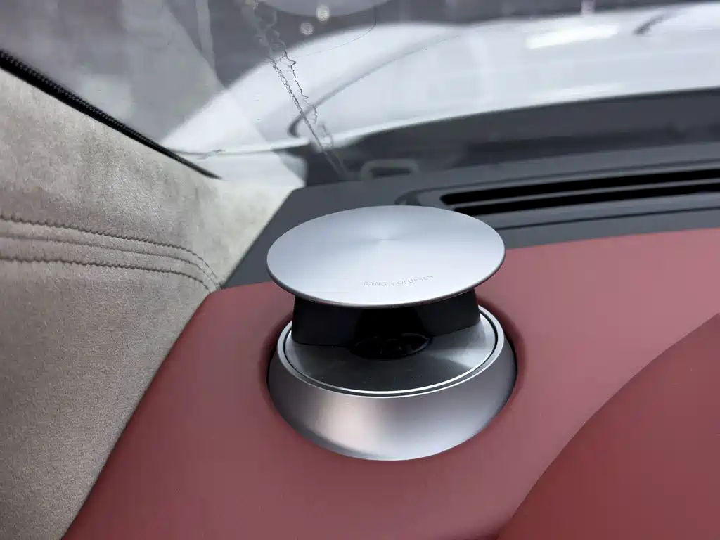 Aston Martin Rapide — миниатюра 12