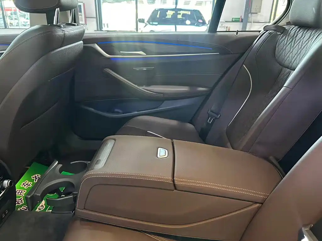 BMW 5 Series — миниатюра 9