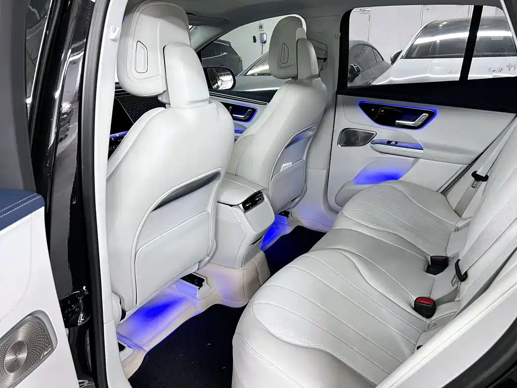Mercedes-Benz EQE SUV — миниатюра 10
