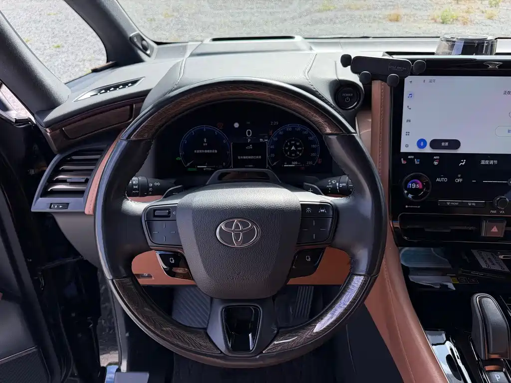 Toyota Alphard — миниатюра 9