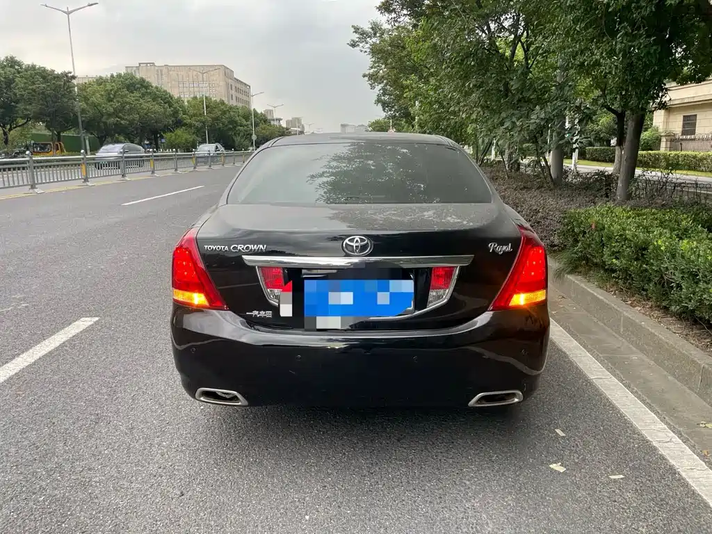 Toyota Crown — миниатюра 4