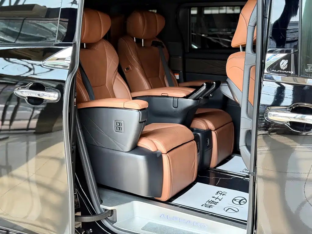 Toyota Alphard — миниатюра 11