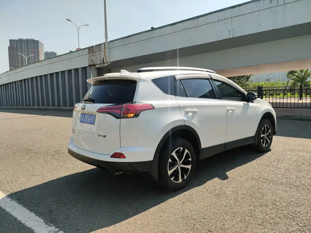 Toyota RAV4 — миниатюра 6