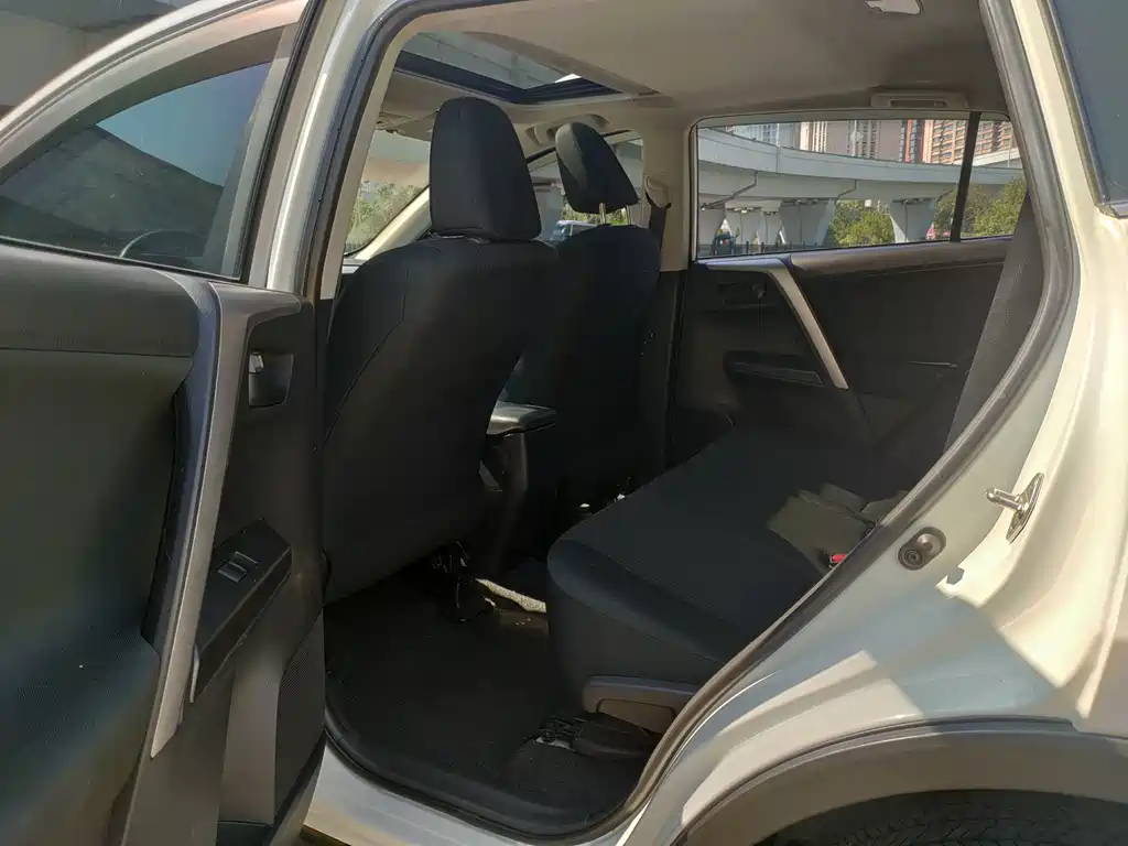 Toyota RAV4 — миниатюра 13
