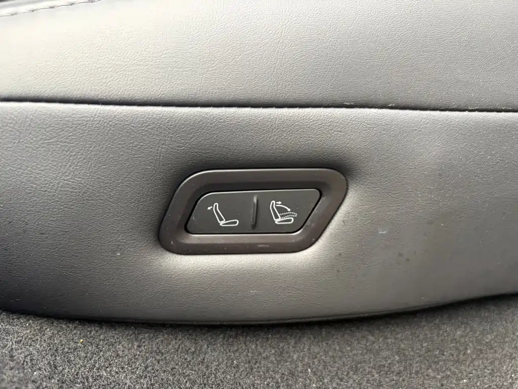 Tesla Model Y — миниатюра 13