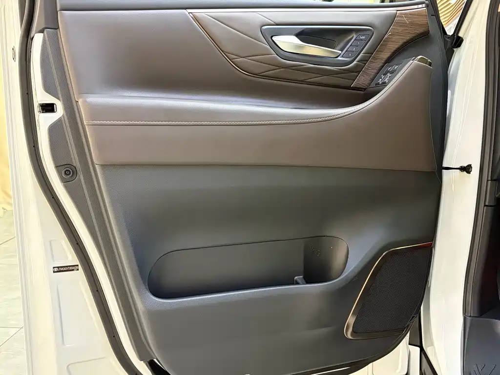 Toyota Alphard — миниатюра 14