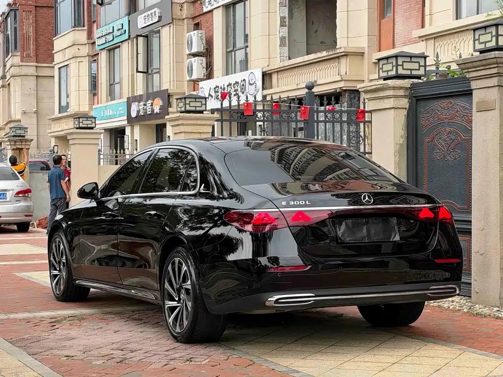 Mercedes-Benz E-Class — миниатюра 9