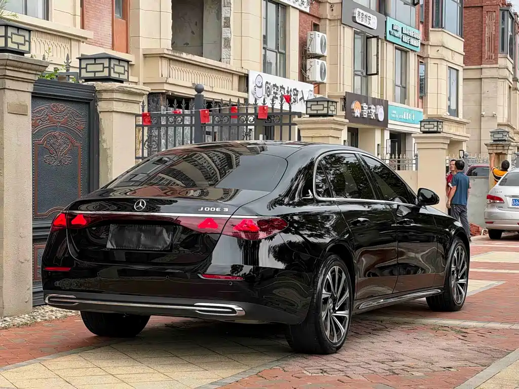 Mercedes-Benz E-Class — миниатюра 7