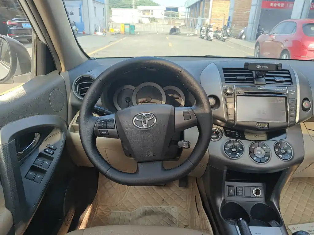 Toyota RAV4 — миниатюра 10