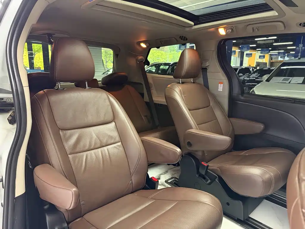 Toyota Sienna — миниатюра 18