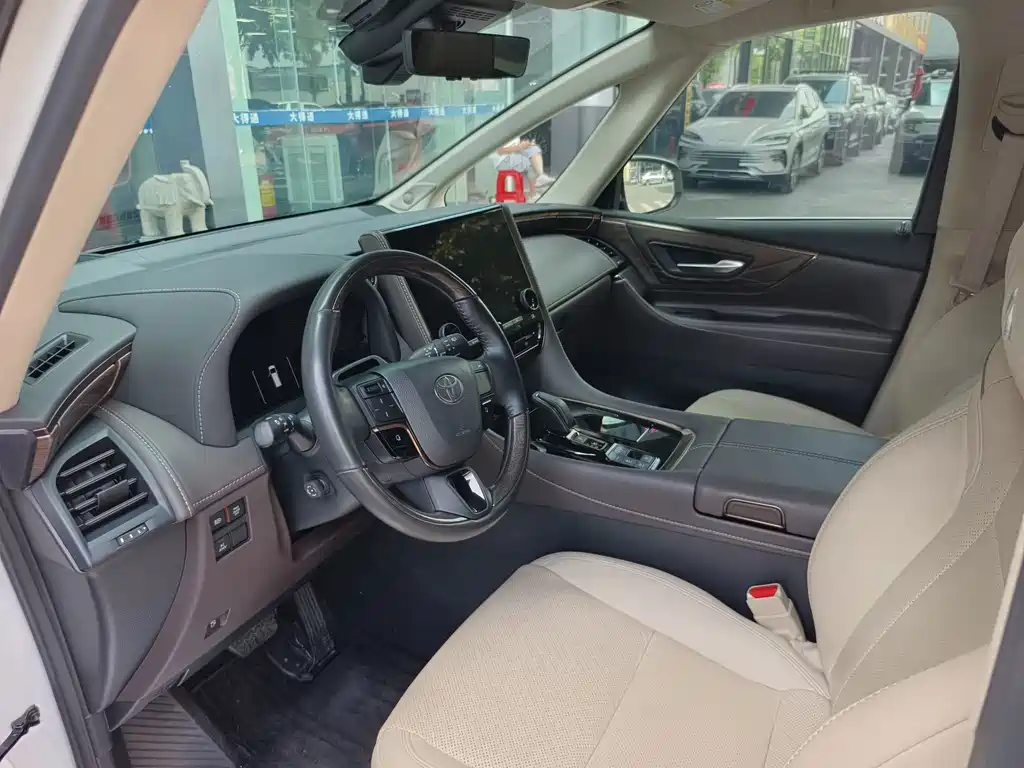 Toyota Alphard — миниатюра 6