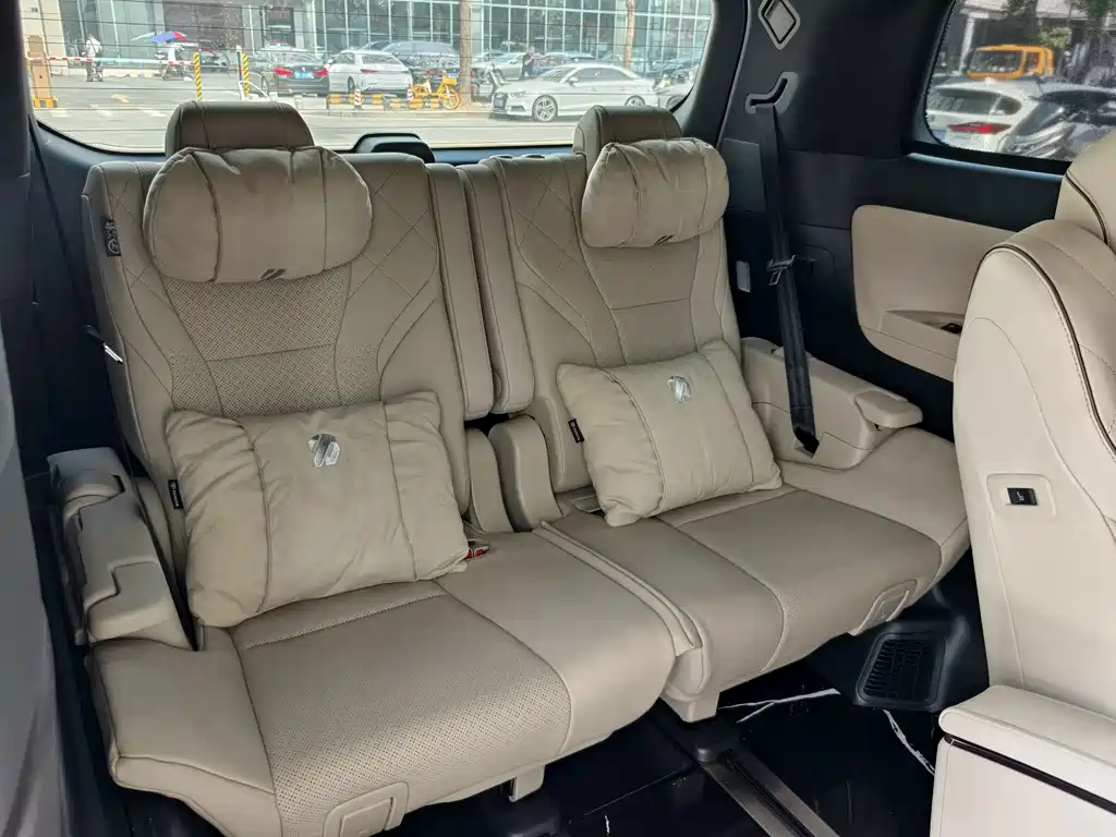 Toyota Alphard — миниатюра 9