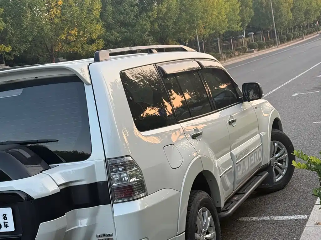 Mitsubishi Pajero (Import) — миниатюра 6
