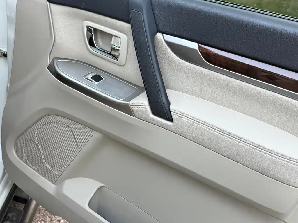 Mitsubishi Pajero (Import) — миниатюра 16