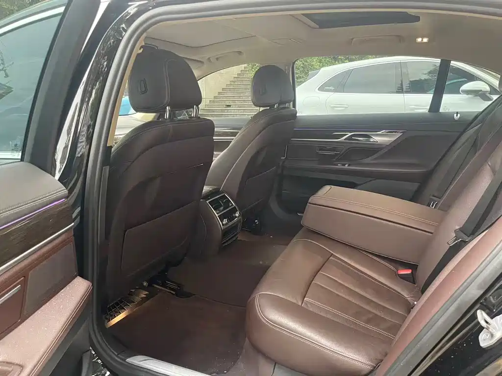 BMW 7 Series — миниатюра 8