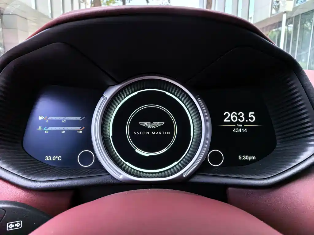 Aston Martin DB11 — миниатюра 7