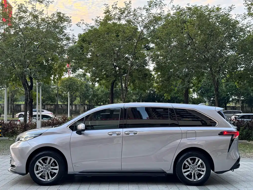 Toyota Sienna — миниатюра 14