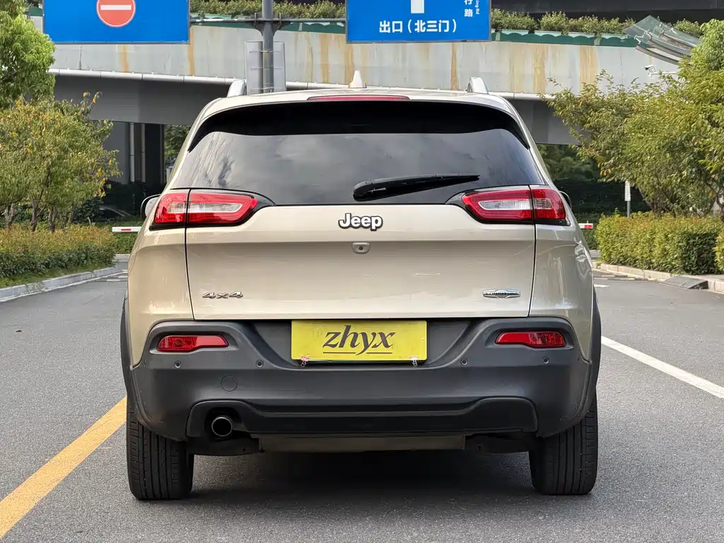 Jeep Cherokee (Import) — миниатюра 5