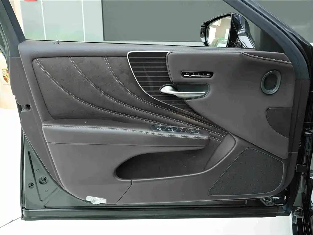 Lexus LS — миниатюра 14