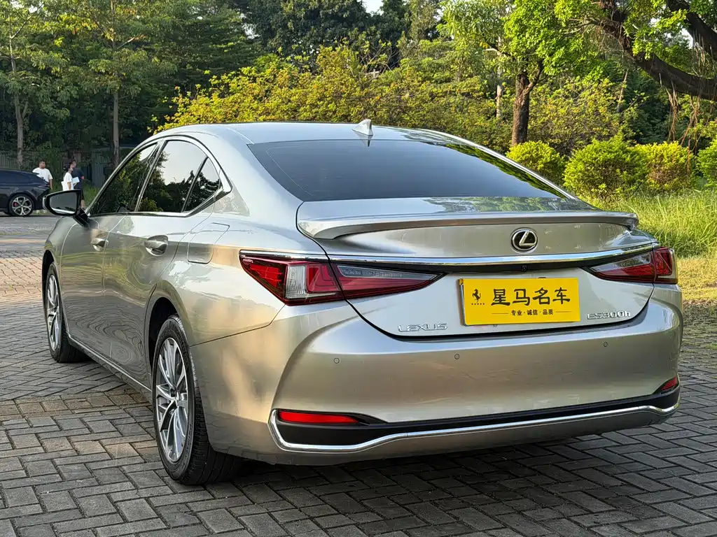 Lexus ES — миниатюра 16
