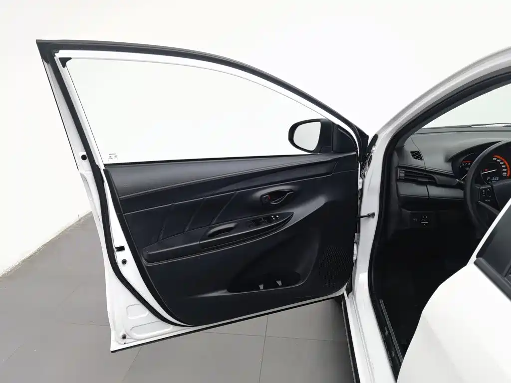 Toyota Yaris L — миниатюра 8