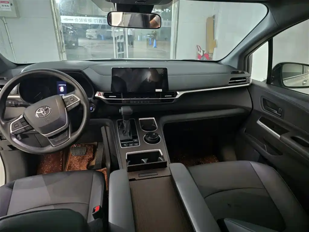 Toyota Granvia — миниатюра 7