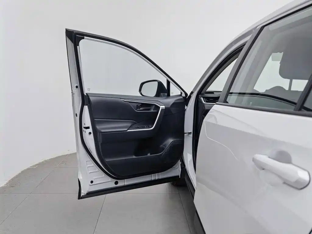 Toyota RAV4 — миниатюра 8