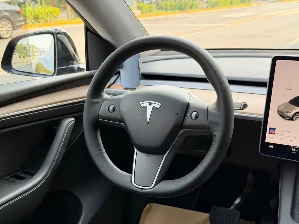 Tesla Model Y — миниатюра 8