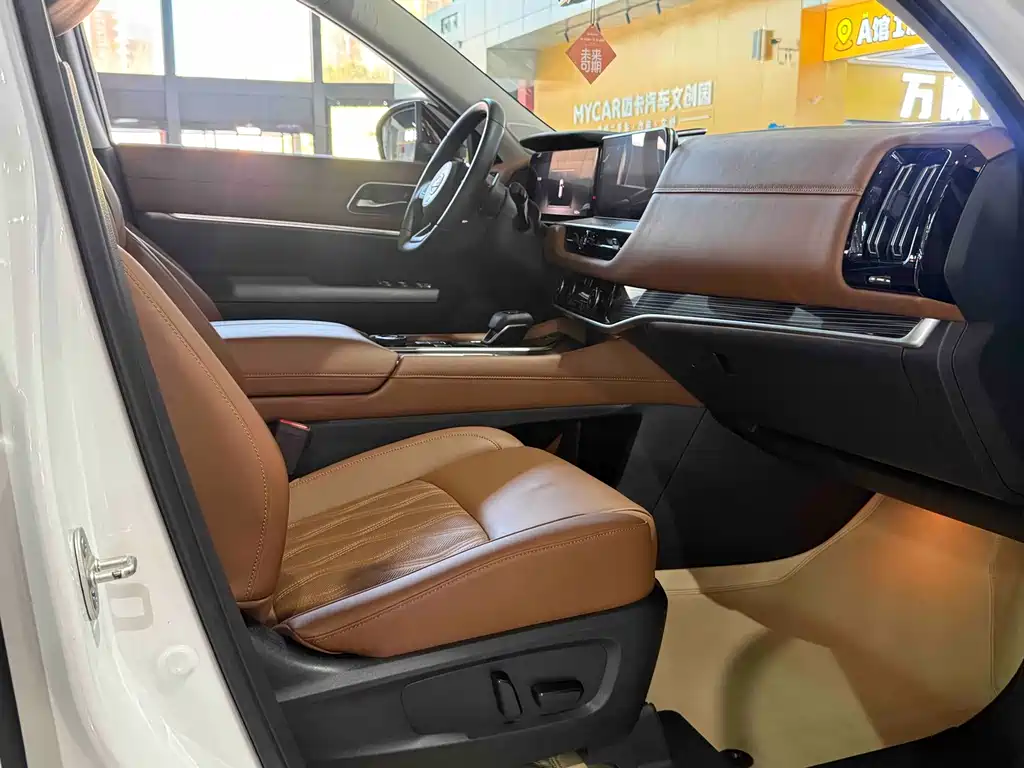 NISSAN EXPLORING THE LAND