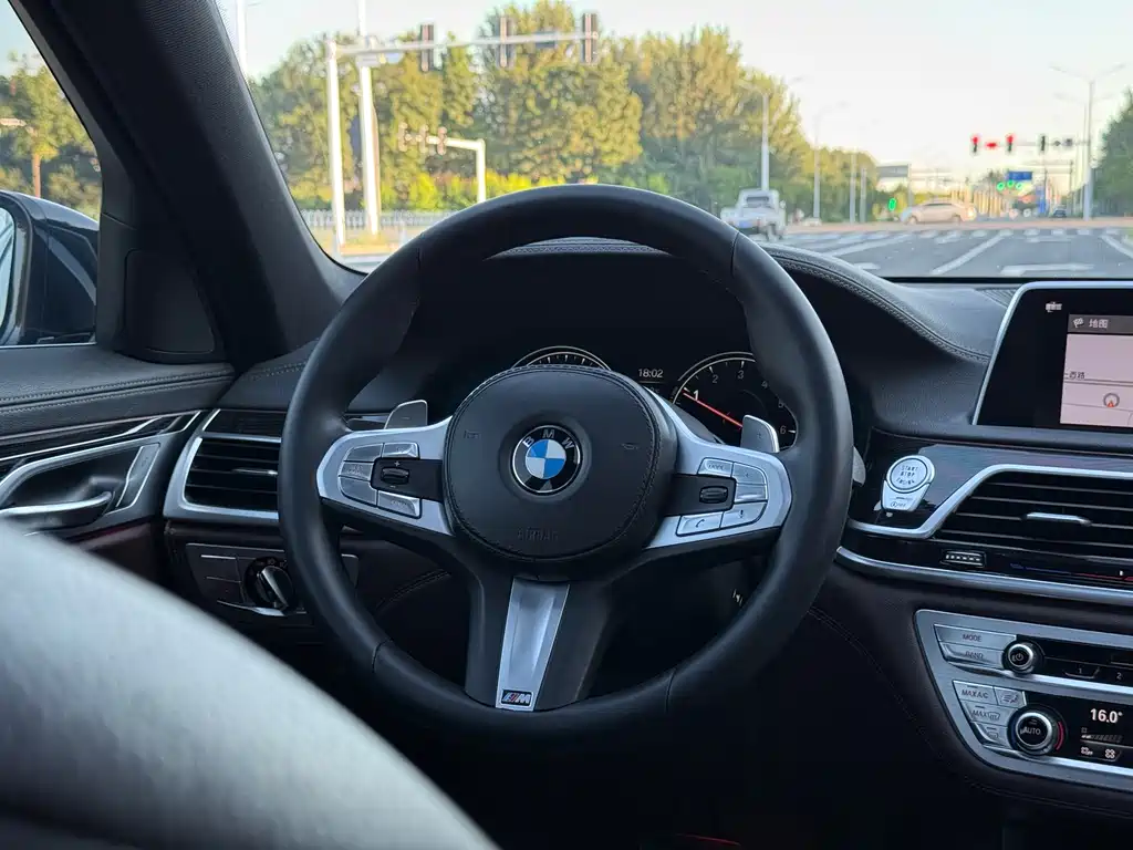 BMW 7 Series — миниатюра 9