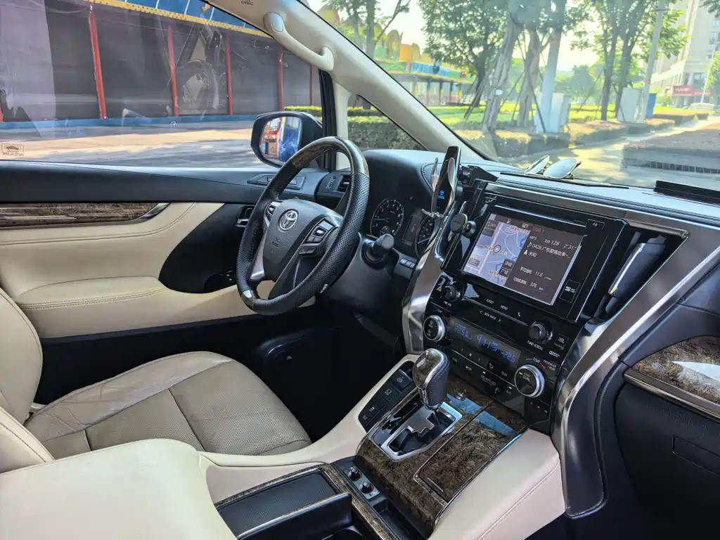 Toyota Alphard — миниатюра 14
