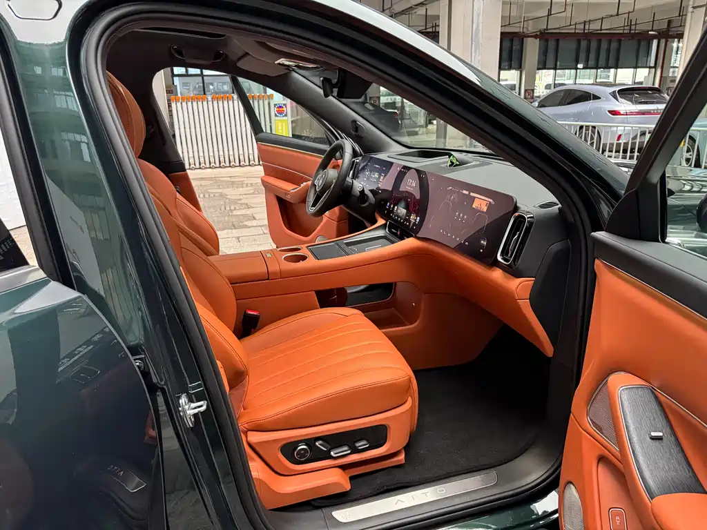 AITO ASK THE WORLD M8