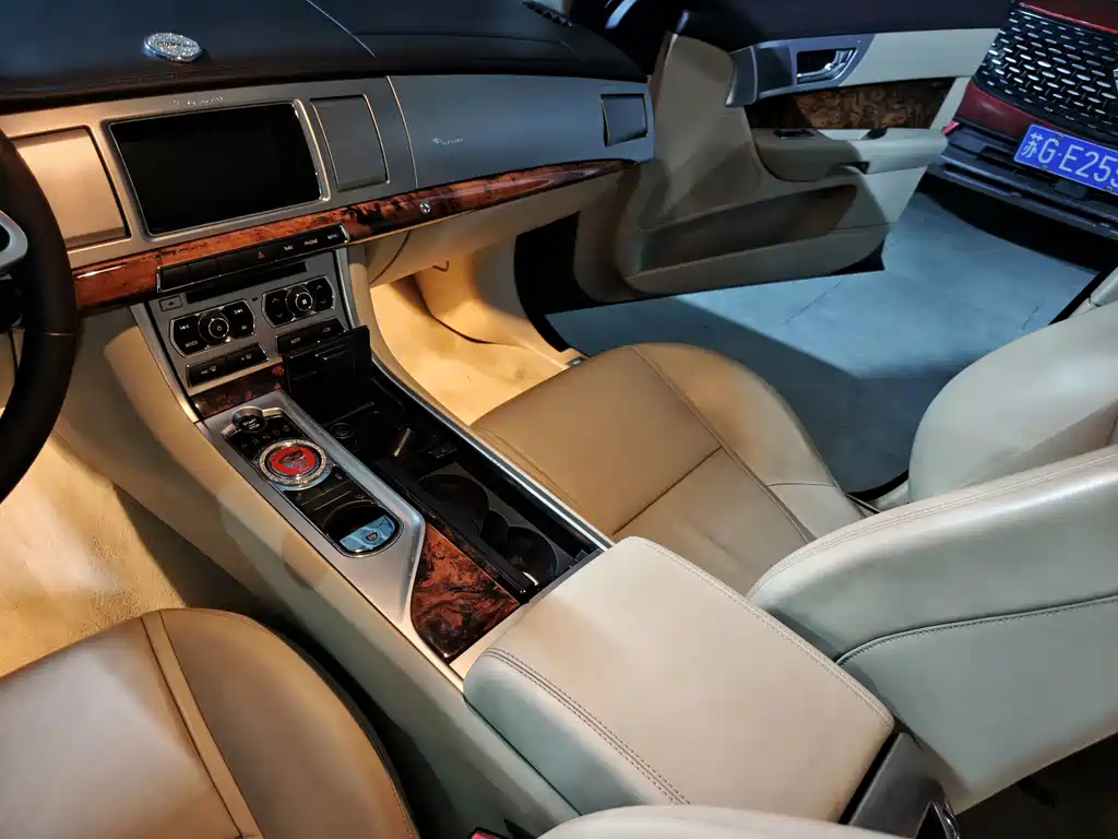 Jaguar XF — миниатюра 10