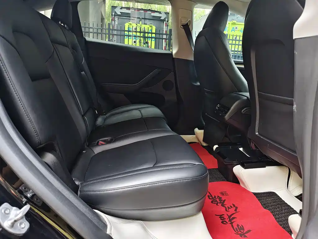 Tesla Model Y — миниатюра 13