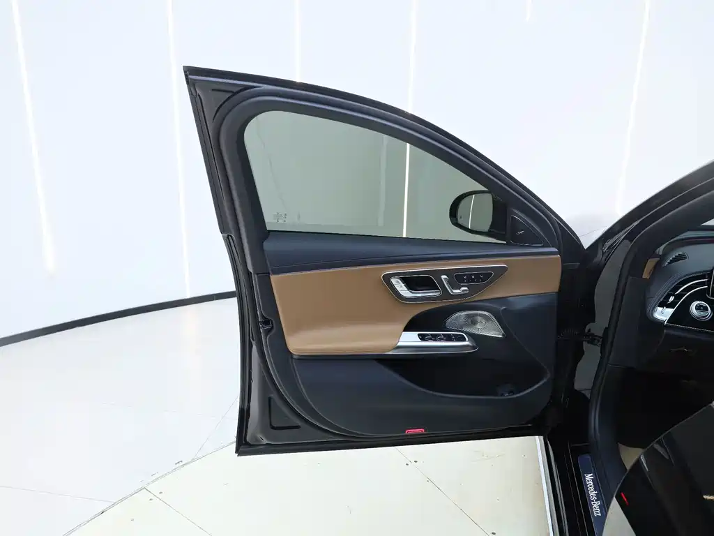 Mercedes-Benz E-Class — миниатюра 8