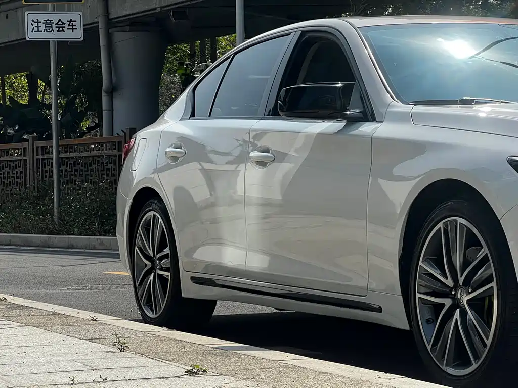 INFINITI Q50L