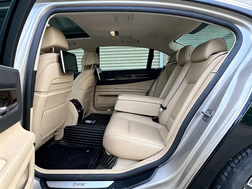 BMW 7 Series — миниатюра 6