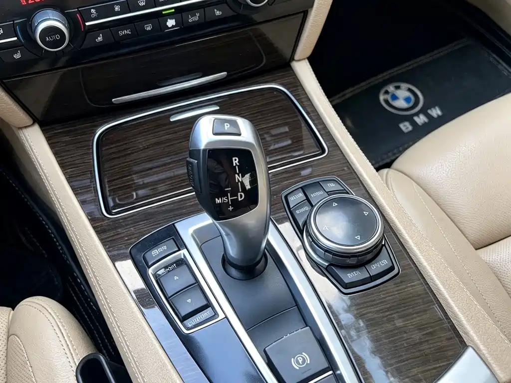 BMW 7 Series — миниатюра 9